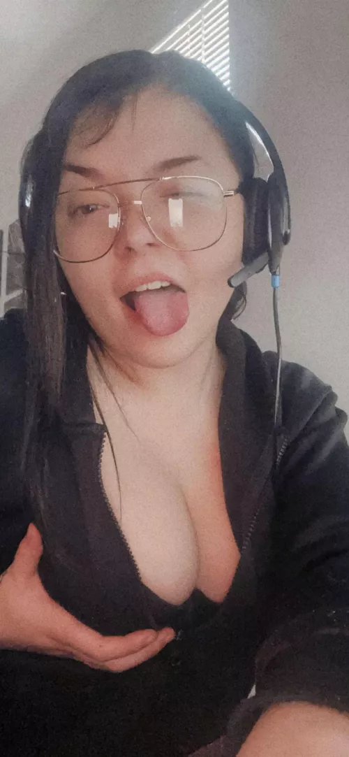 Wanna cum on my tits while I watch twitch streams? by HazelxXxGreenn
