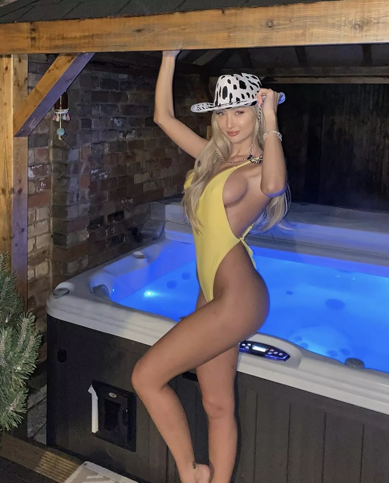 Wanna join me in this hot tub baby 😏 posted by FrancesBentley_