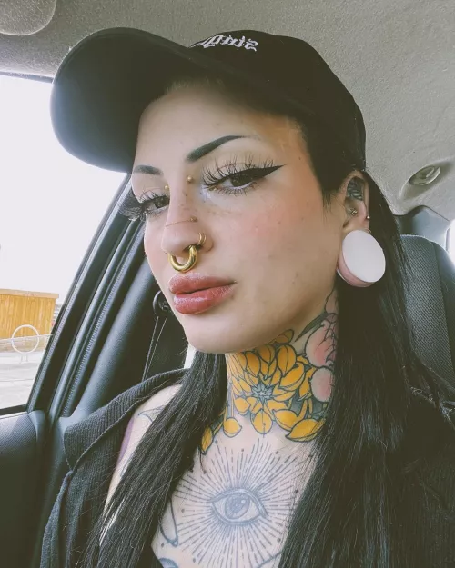 Wanna kiss ? Orrrr? by Piixiequeen