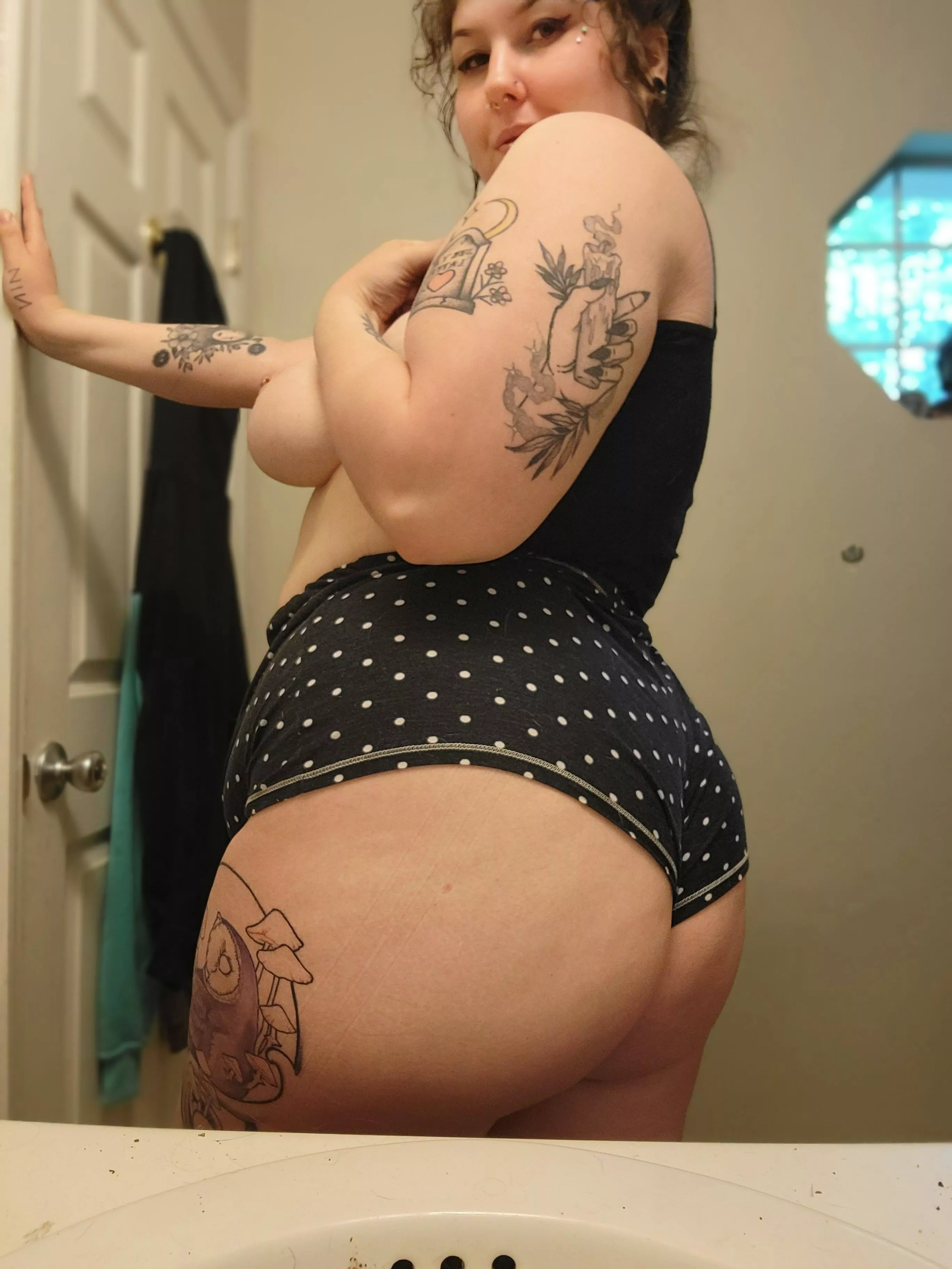 wanna know how much my booty jiggles? posted by peachyxbuds