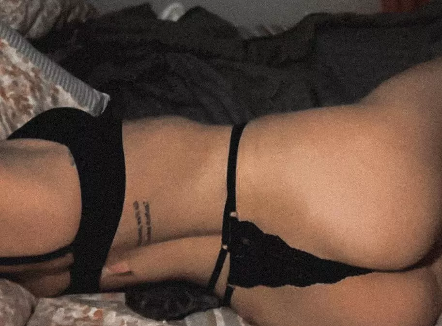 wanna lay next to me?;) posted by Melodic-Till247