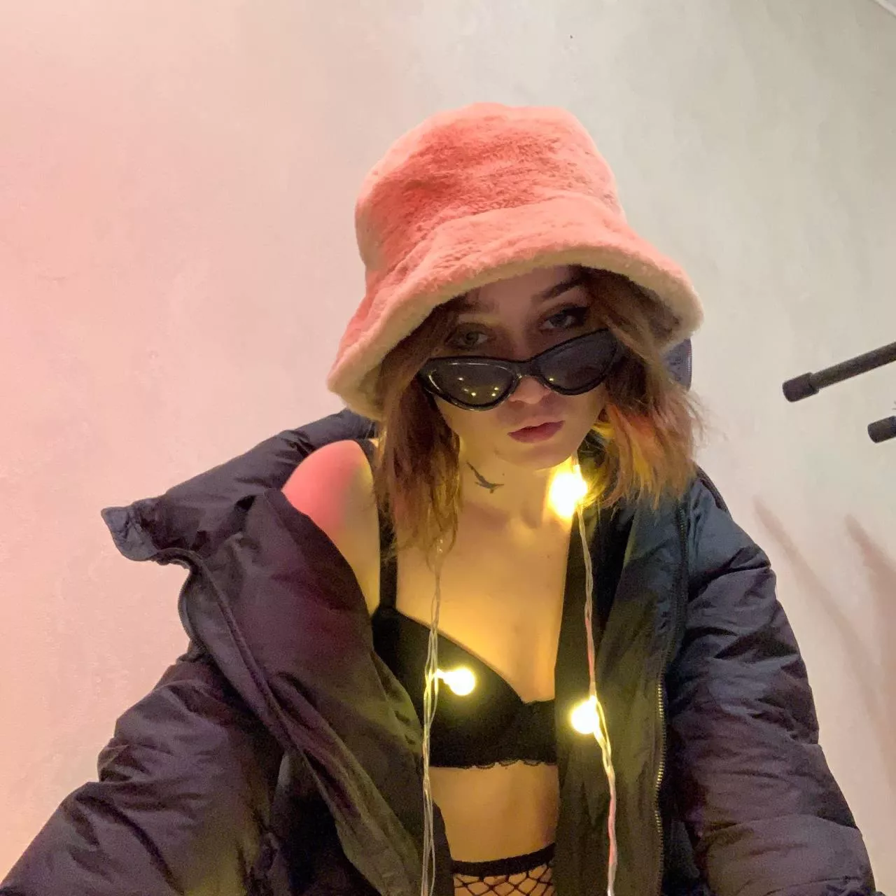 wanna play, write me posted by sweetyhoneymeow