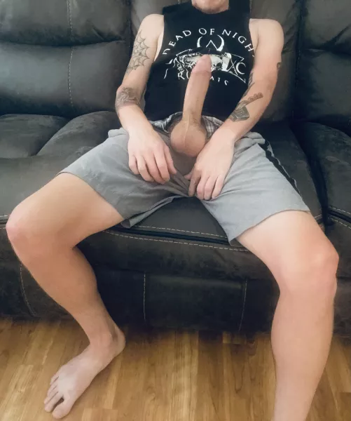Wanna sit back and relax while I get my big dick worshiped 😋 by feelsweird999