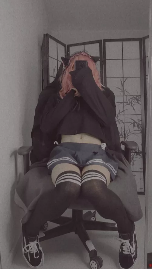 Wanna sit on my lap? :3 by g1gauwu