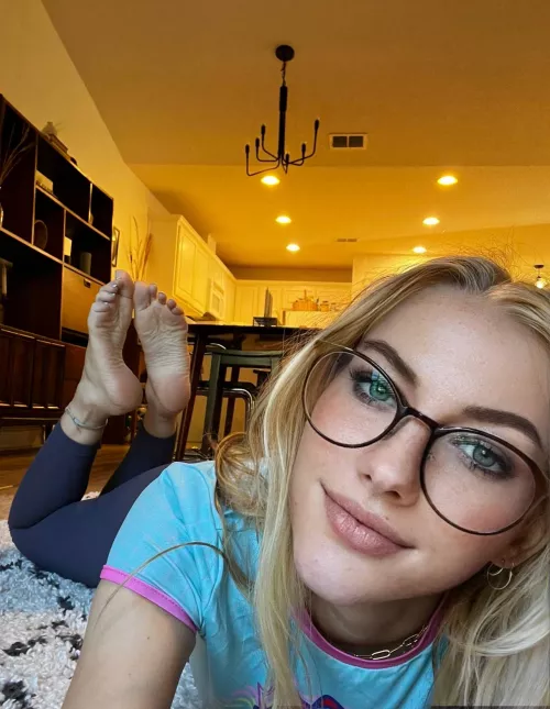 wanna suck my toes tonight? by Kyliesfeettt