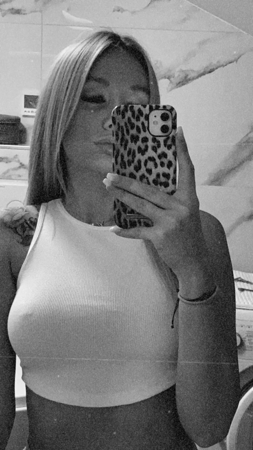 wanna watch series and cuddle with my tits? posted by ellifairy69