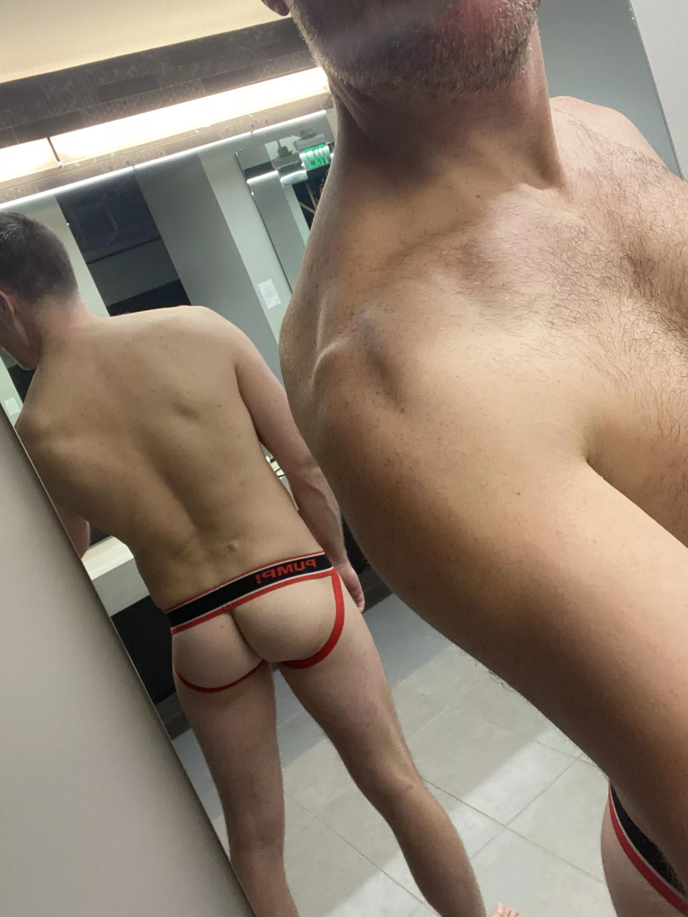 Wannna meet me in the lockerroom? posted by jockedoff