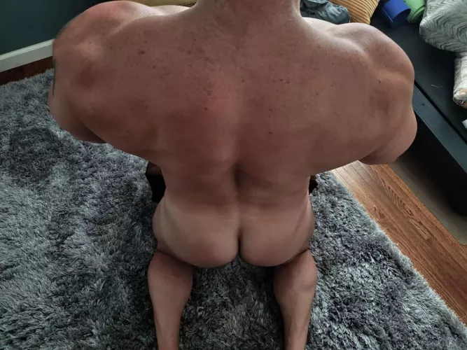 Want a piggy back ride? by LittleandBigV