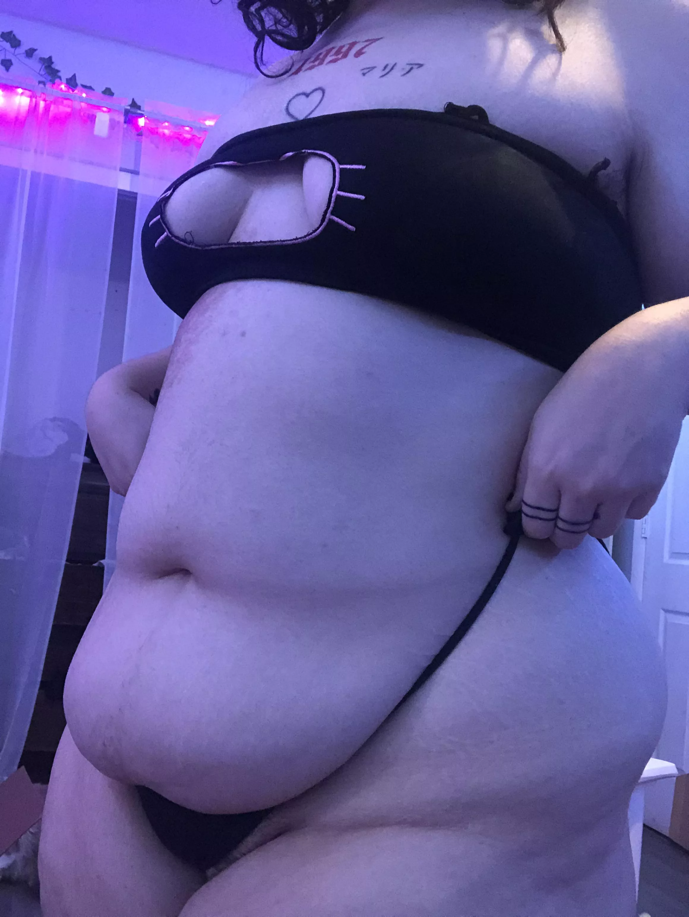 Want to sink your fingers into my tummy? posted by Boxedmochi