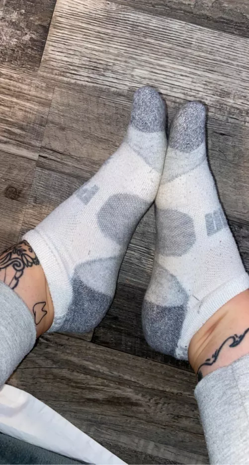 Want to smell?😈 by killerfeetxo