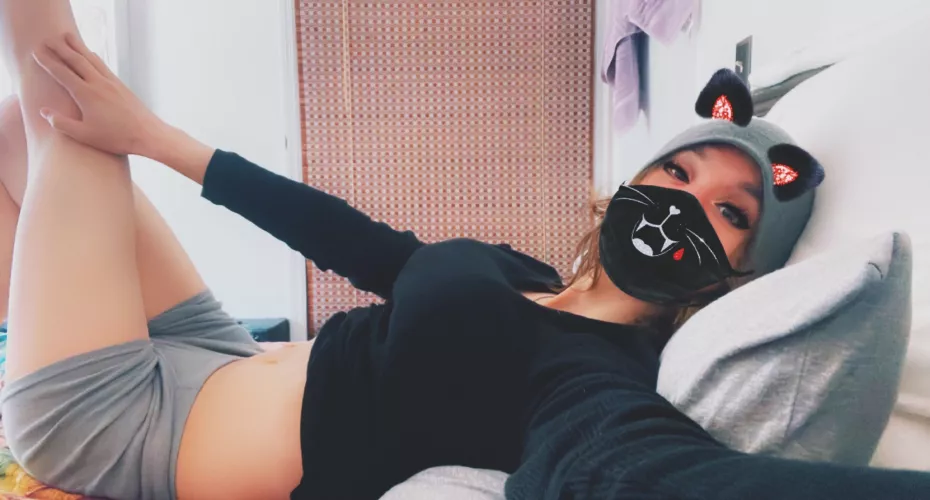 We all know what thicc thighs can do, but can thin thighs save lives?😣😣😥 by DvaInfiniBee