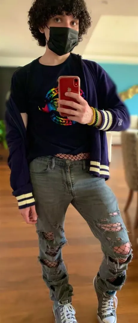 Weird outfit but I liked it 🙃 posted by MrHarleyreed