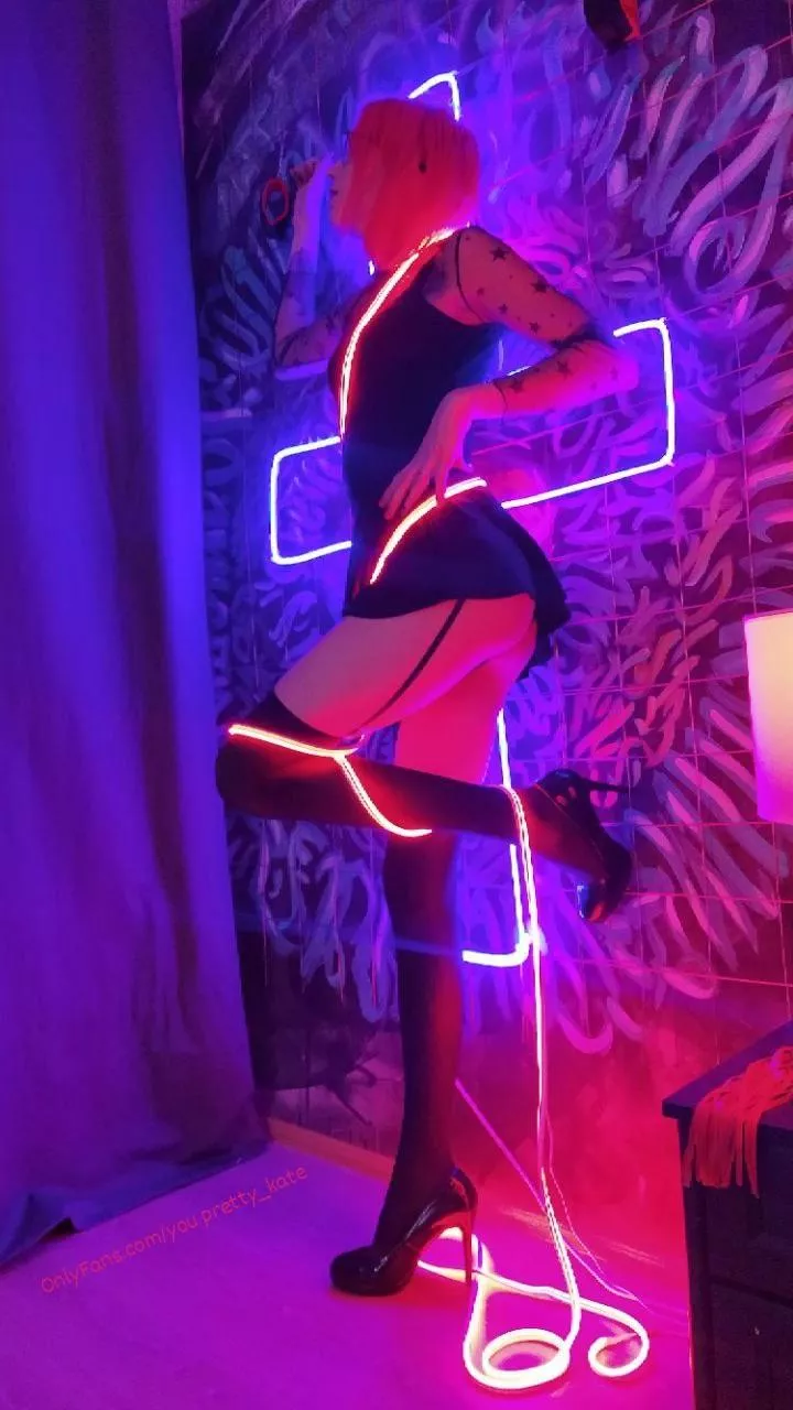 Welcome to my dark side 😈💗🖤 posted by yourprettykate