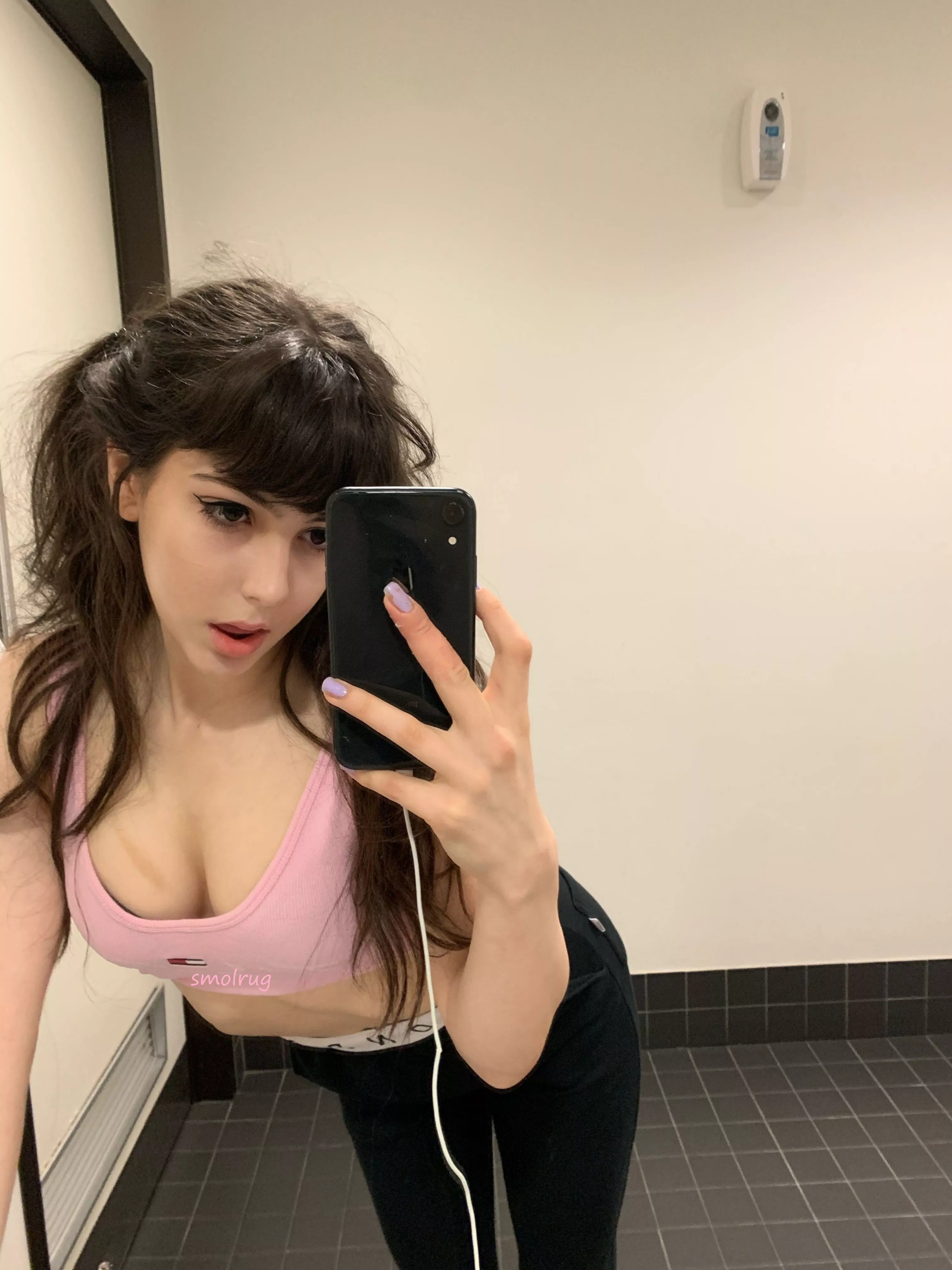 we're the only two ppl in the gym.. bend me over in the bathroom ??❤️18f posted by smolrug