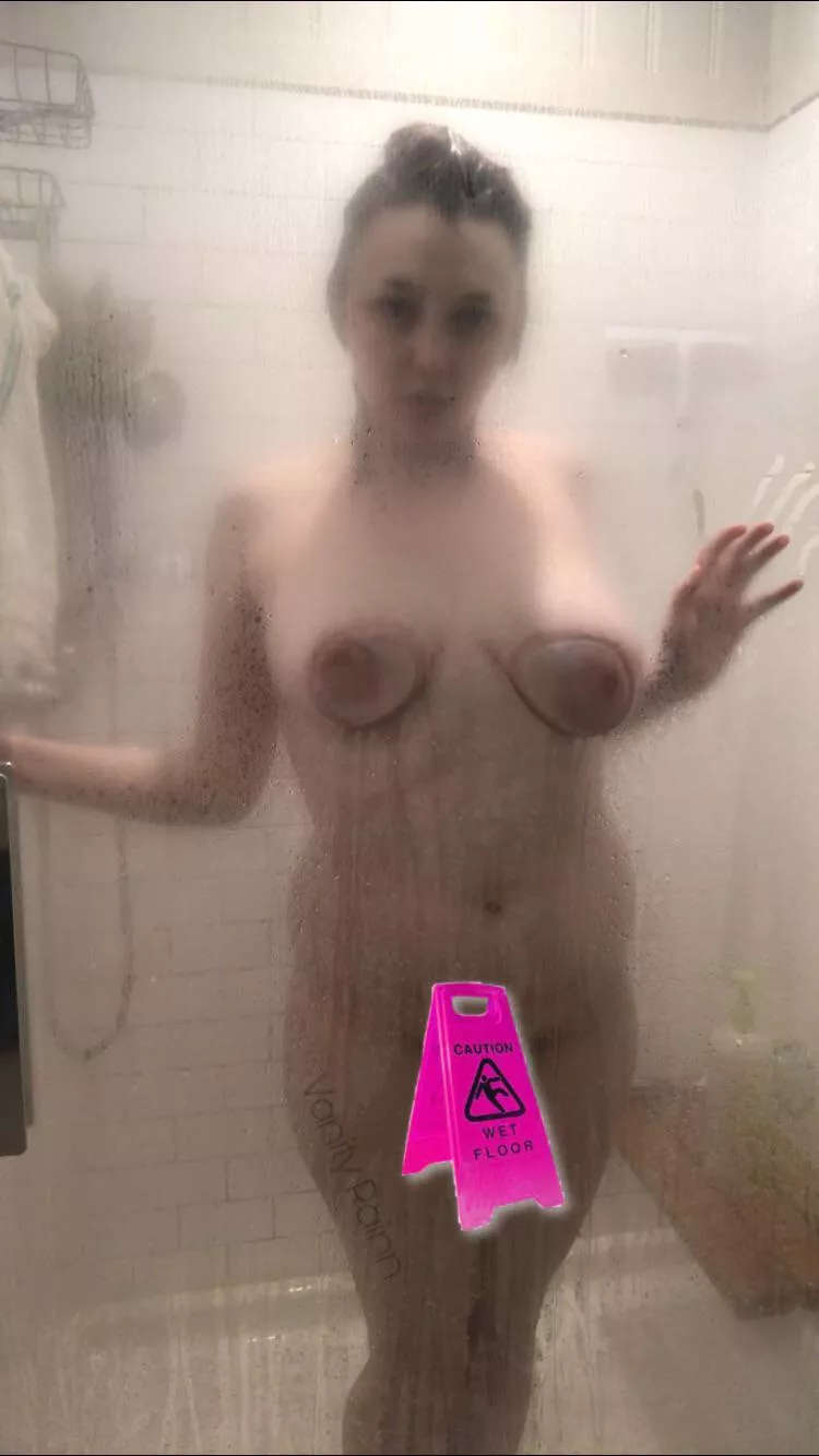 wet floor & wet pussy posted by shinykuromi