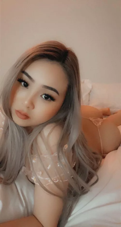 What are you looking at? 😳 by peachyval