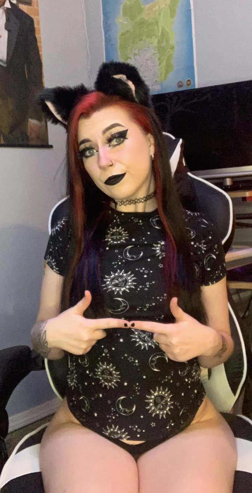 What better than goth girls with thick thighs? 😈 posted by ScarlettFever1129