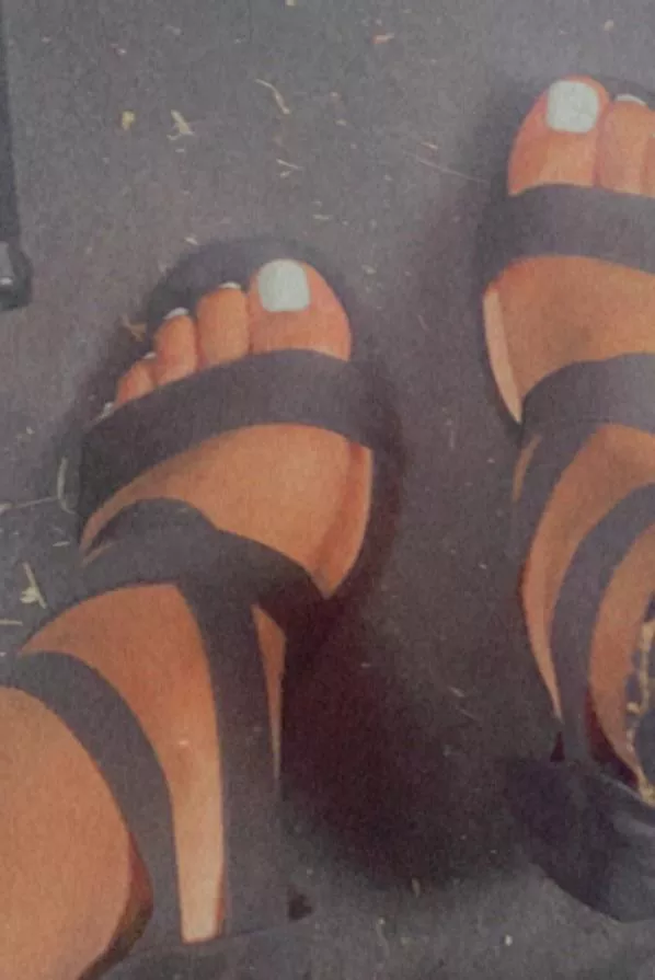 what color should i get my next pedicure🤍 posted by tythecrossdresser21