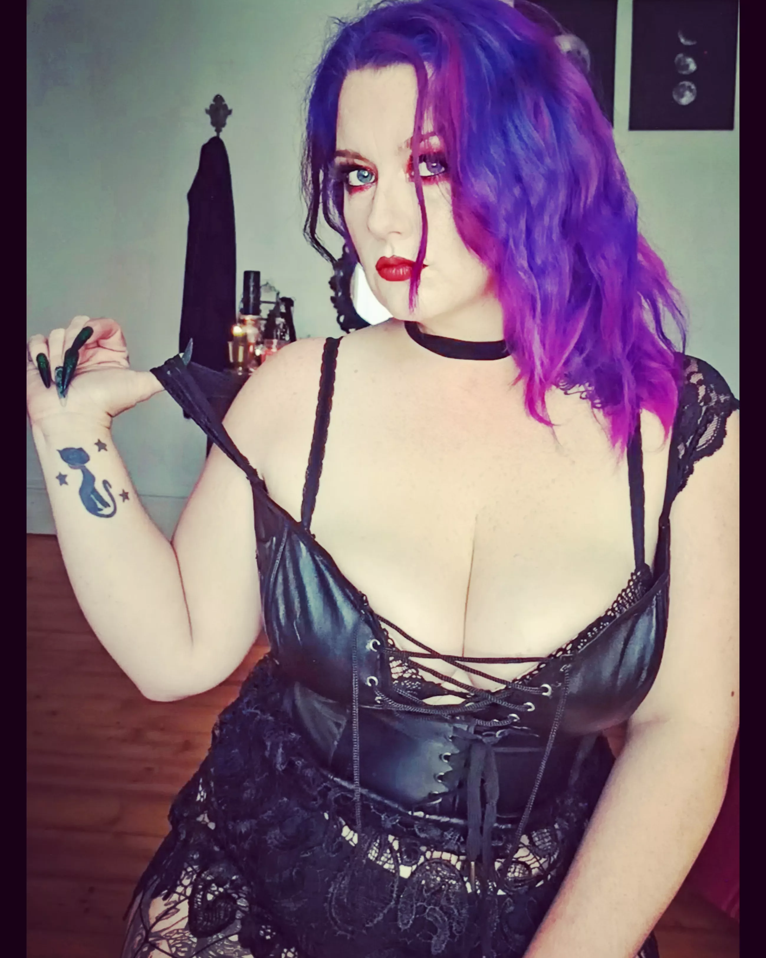 What colour are my eyes, eh?? 😏 posted by Kitty_D