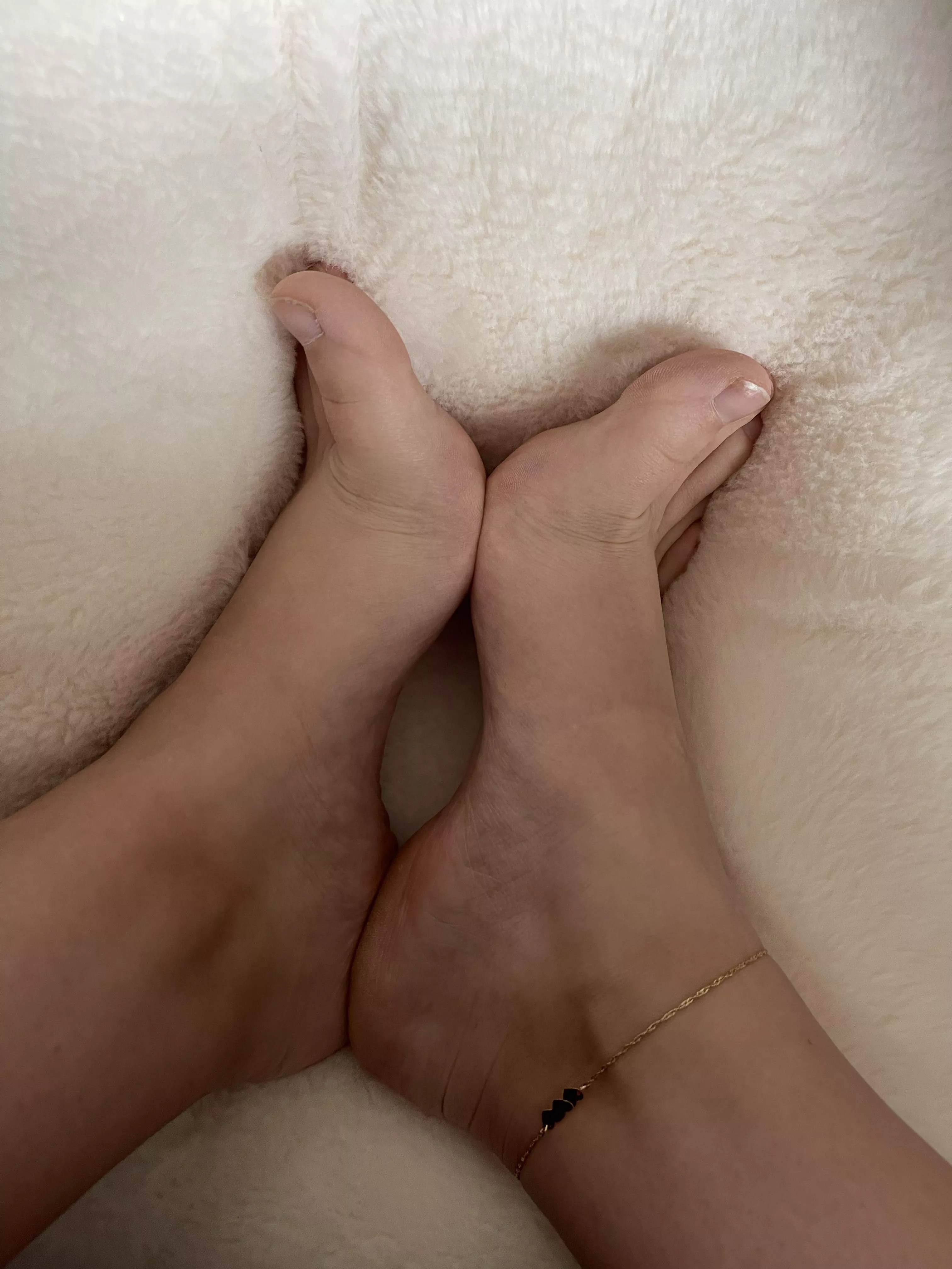 What could fit in the middle 🧐 posted by Prettyfeet_221