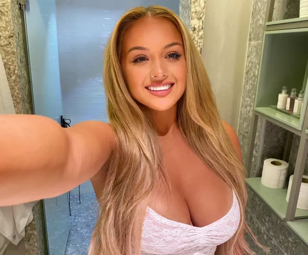 What did you notice first 😋 by chloexonicole