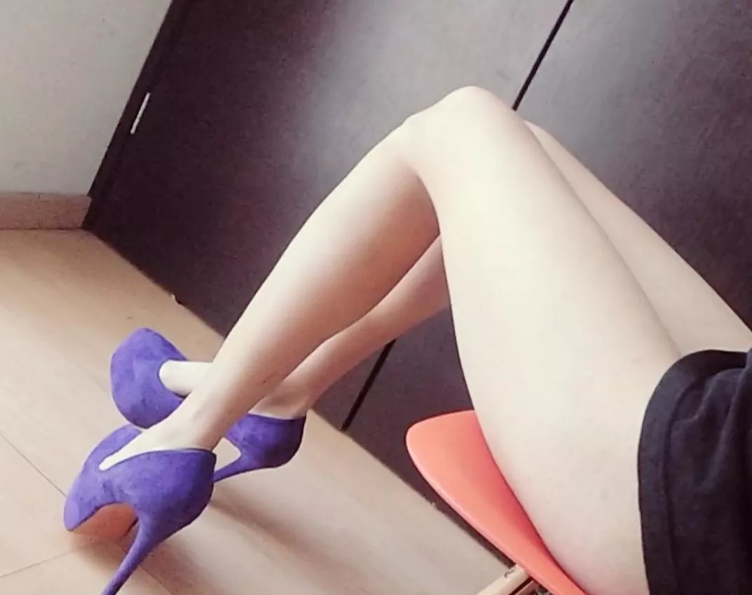 What do you guys think about My long legs and purple heels 💜 (oc) posted by soldaderyan