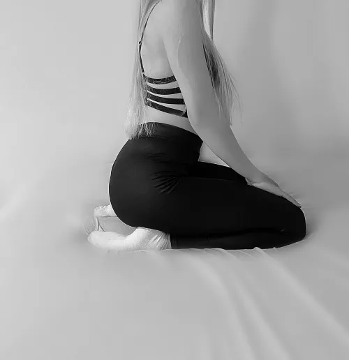 What do you think about me in my tight leggings? 😈 by Lisilove01