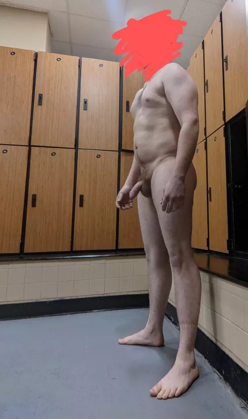 What would you do if you saw me naked like this in the lockeroom? DMs always open 😈 (21)(M) by bigtom460