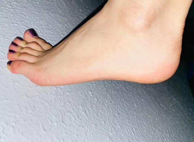 what would you do to my pink soles? 🤭👣 by LindosPies