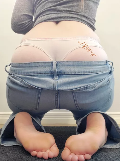 whatcha looking at? by Kelstayce