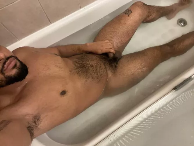 What's up 25m USA top looking for bottoms for or trade, hit me up if you are older its a plus by Jeremydejesus96