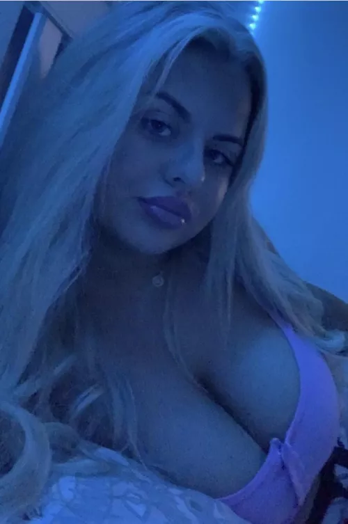 When leesha uses dye her brain goes bye bye by Blood-New