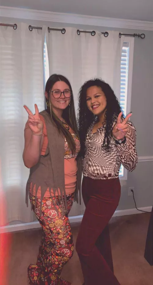 Which hippie chick is getting it? ✌🏼 by ganggang89882