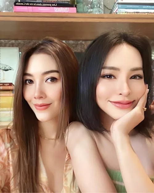 Which is prettier? by angizni