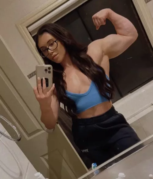 Which little slave will kneel before your goddess to worship [domme] by musclemermaid11