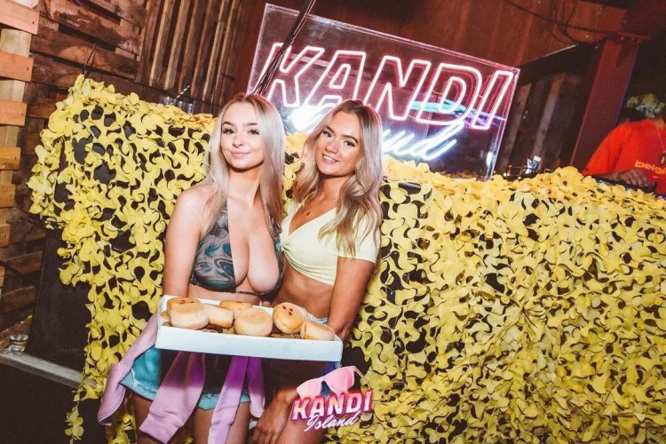 Which server gets more tips? by Long_dong98