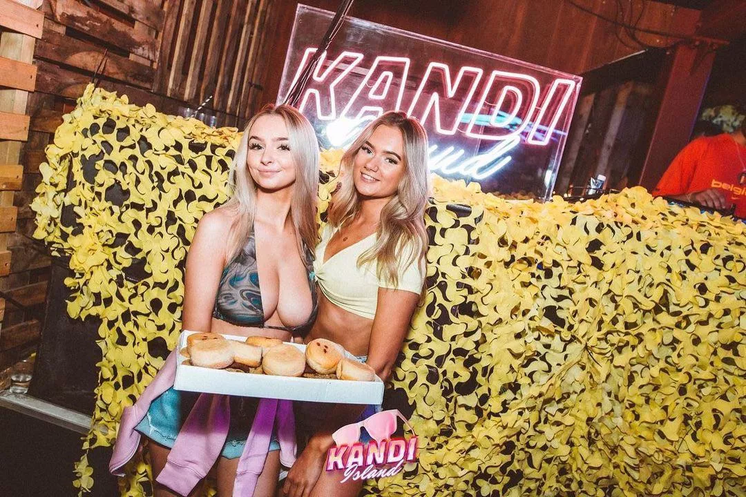 Which server gets more tips? posted by Long_dong98