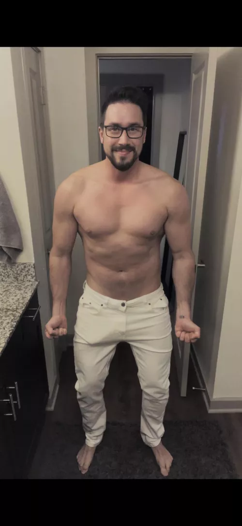 White stretch jeans fitting right in all the proper places!! by diviofitness