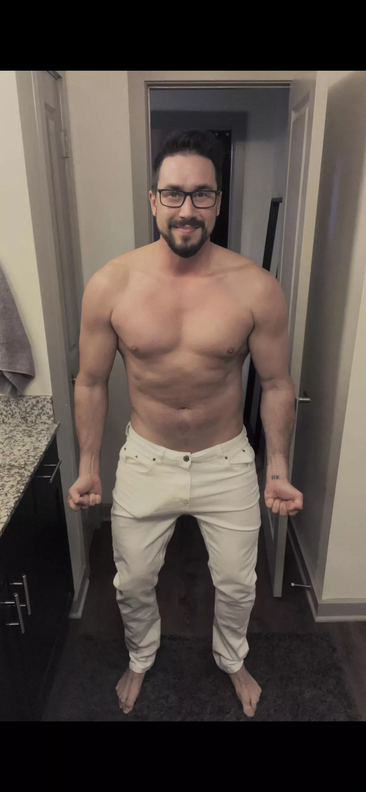White stretch jeans fitting right in all the proper places!! posted by diviofitness