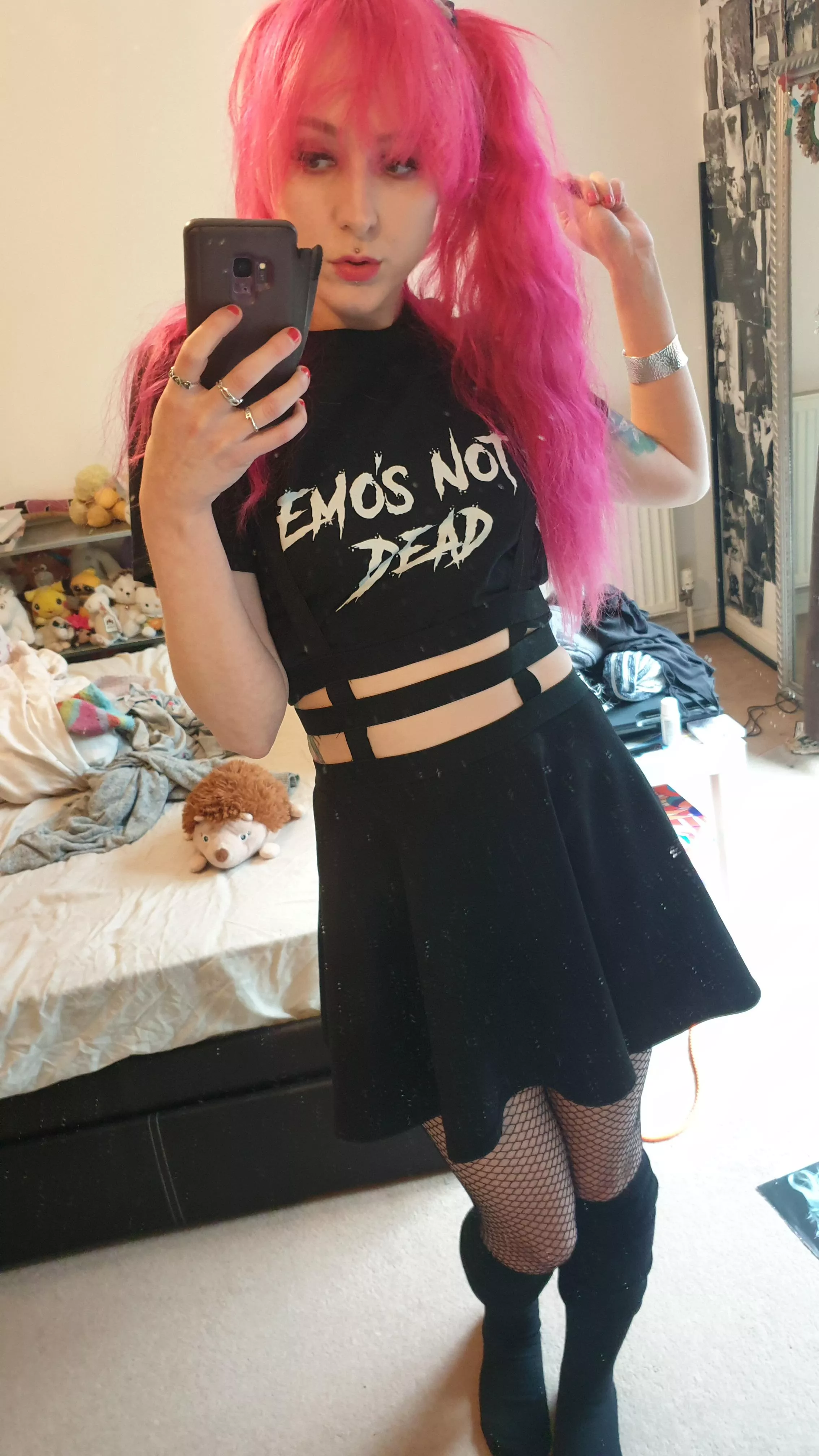 Who agrees with my tshirt? 🖤 p.s, sorry if I'm wearing too many clothes 👉👈 posted by colour_ful