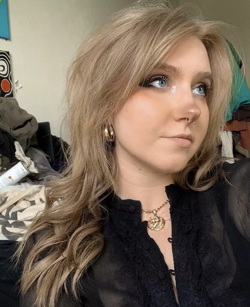 who can tribute this sexy girl I know? I'll feed her pics, dm me posted by Eircan