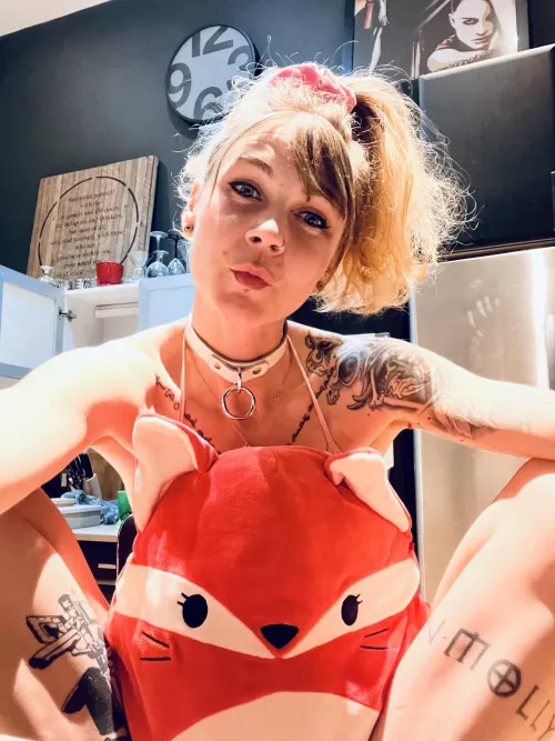 Who doesn’t like a fox between their legs 💋 by MapleSiren