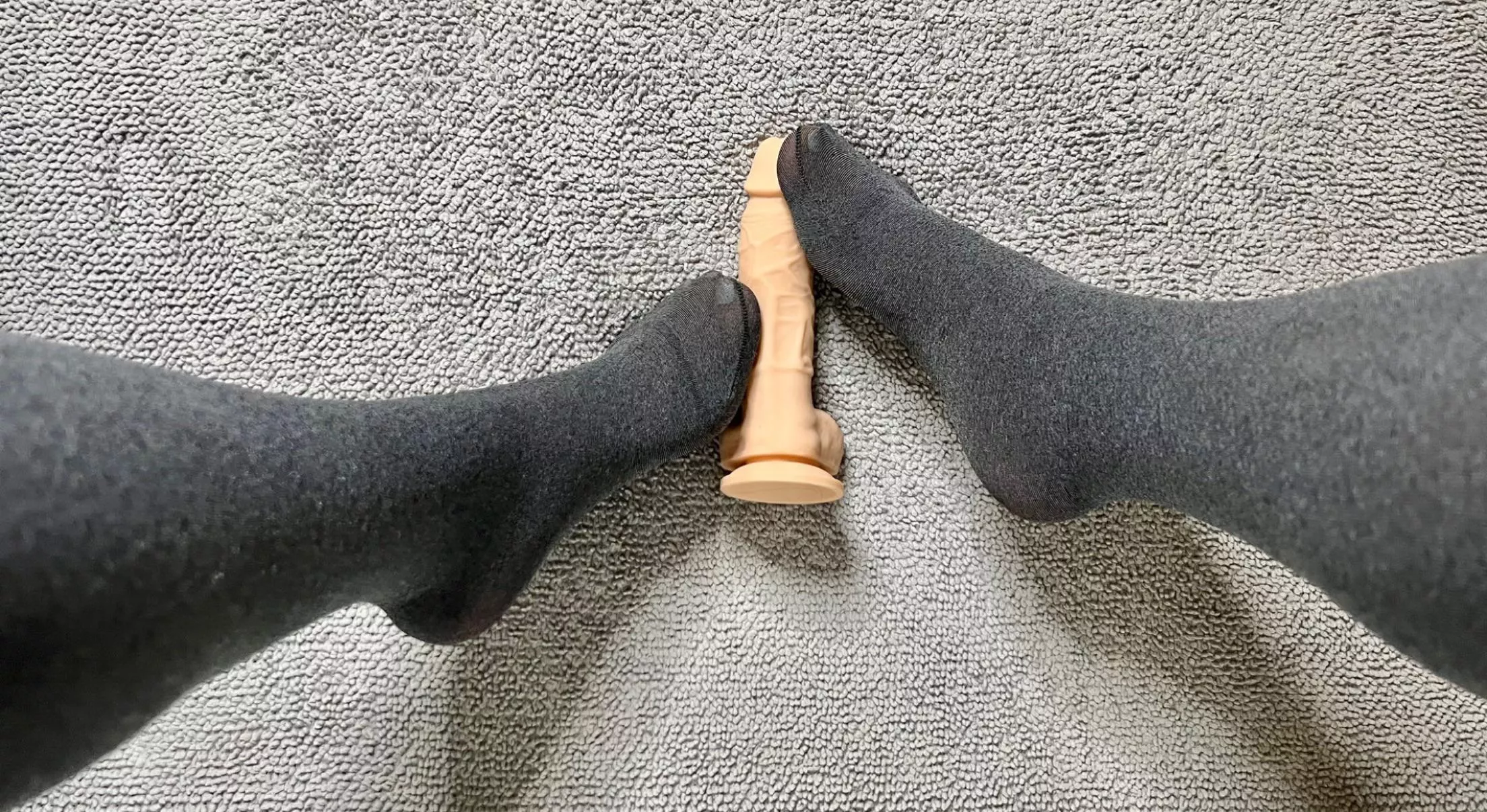 Who doesn’t love a foot job? 🤤 posted by xoxopantyhose