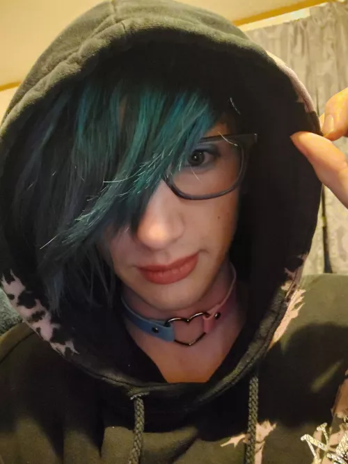 Who doesn't love a good choker? by Mariana--Trench