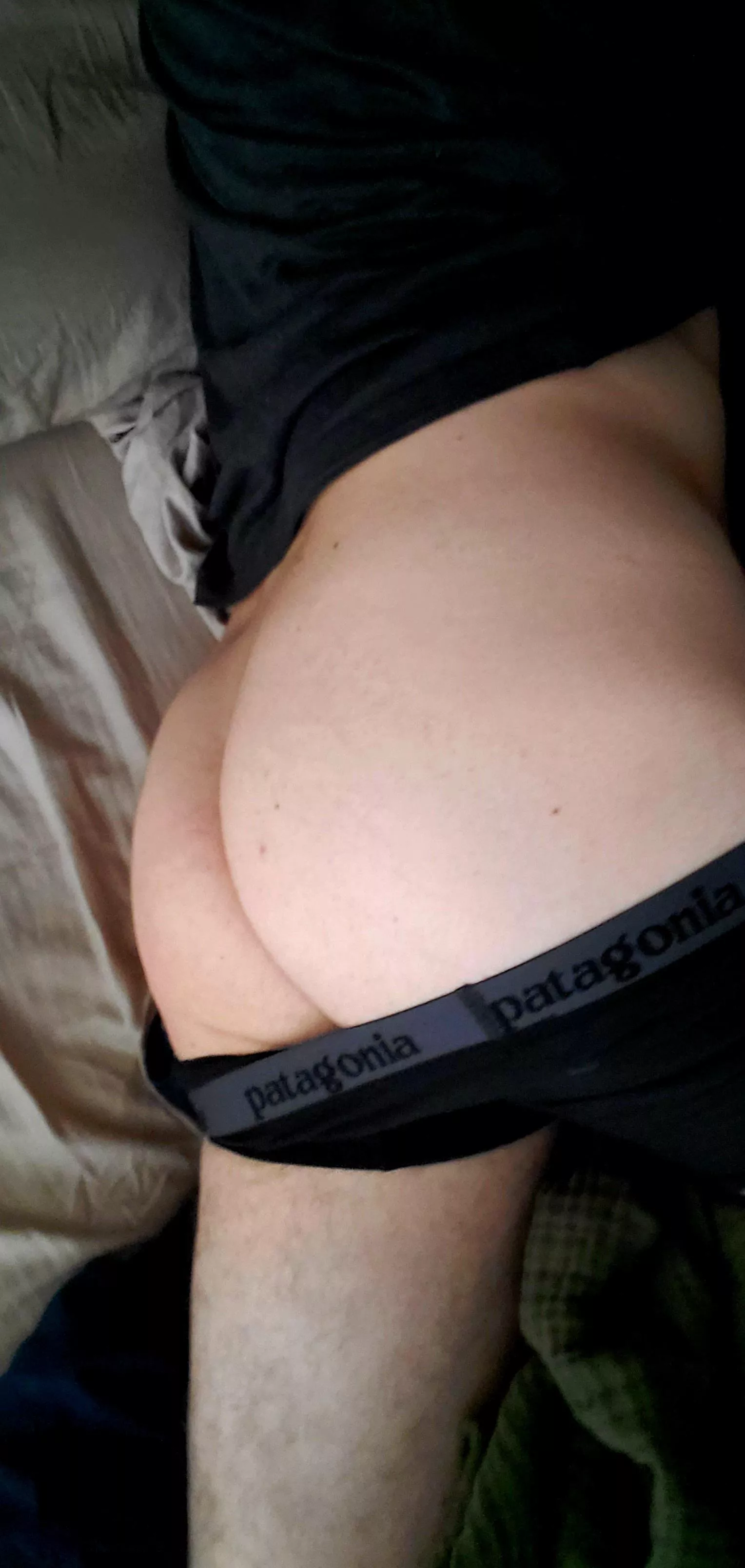 Who else is straight and still peeps guy buns from time to time ;) posted by Glad-Maybe2214