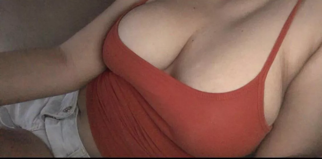 Who else love this tank top? ❤️ posted by underblanketsss