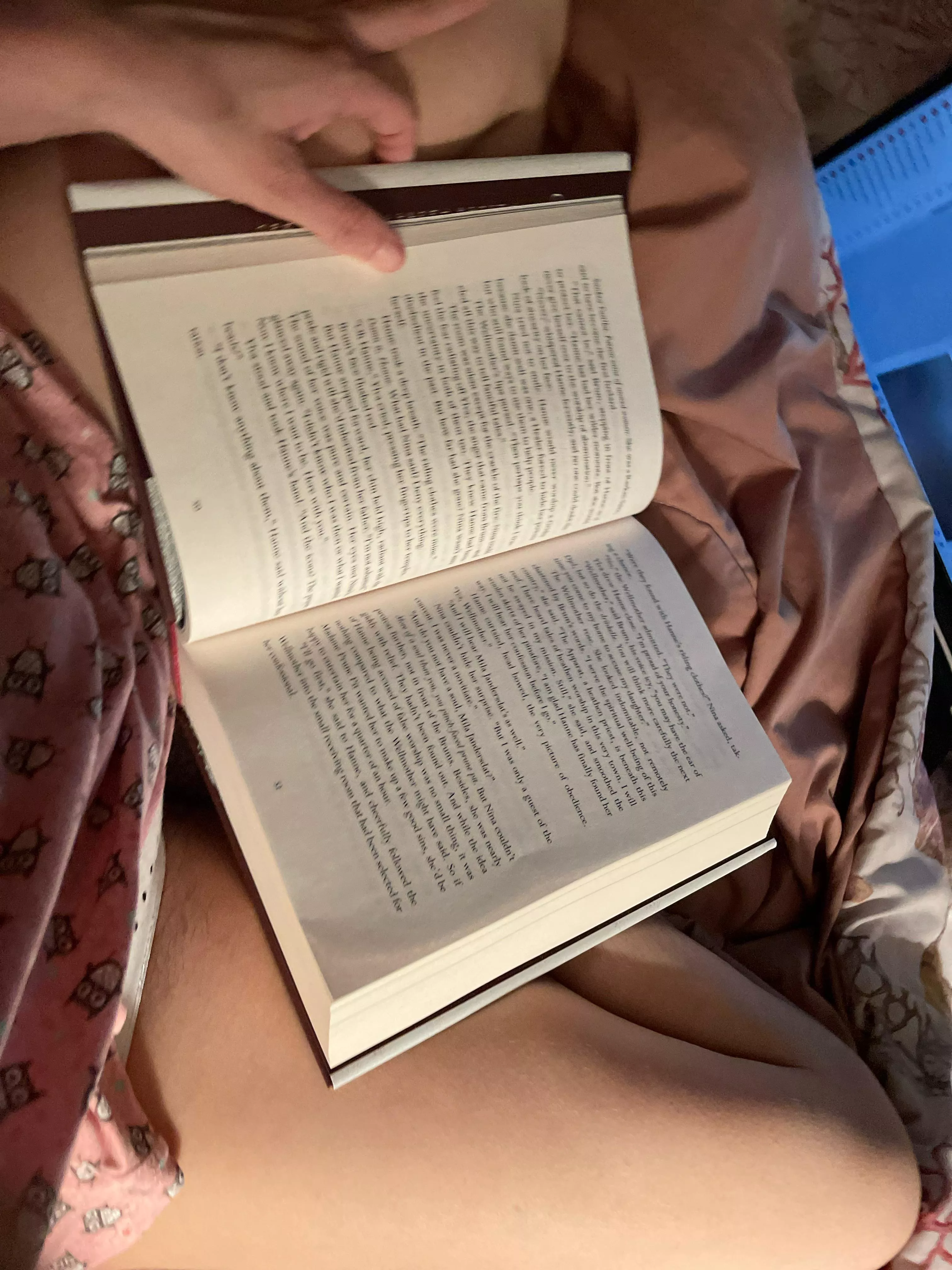 Who else loves fantasy books🥰 posted by Rainbow_Celeste