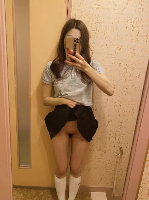 who here likes skirts? I love skirts sometimes the breeze is very refreshing like a nice cup of mint tea if you know what I mean ....... lol by lisabananalemon