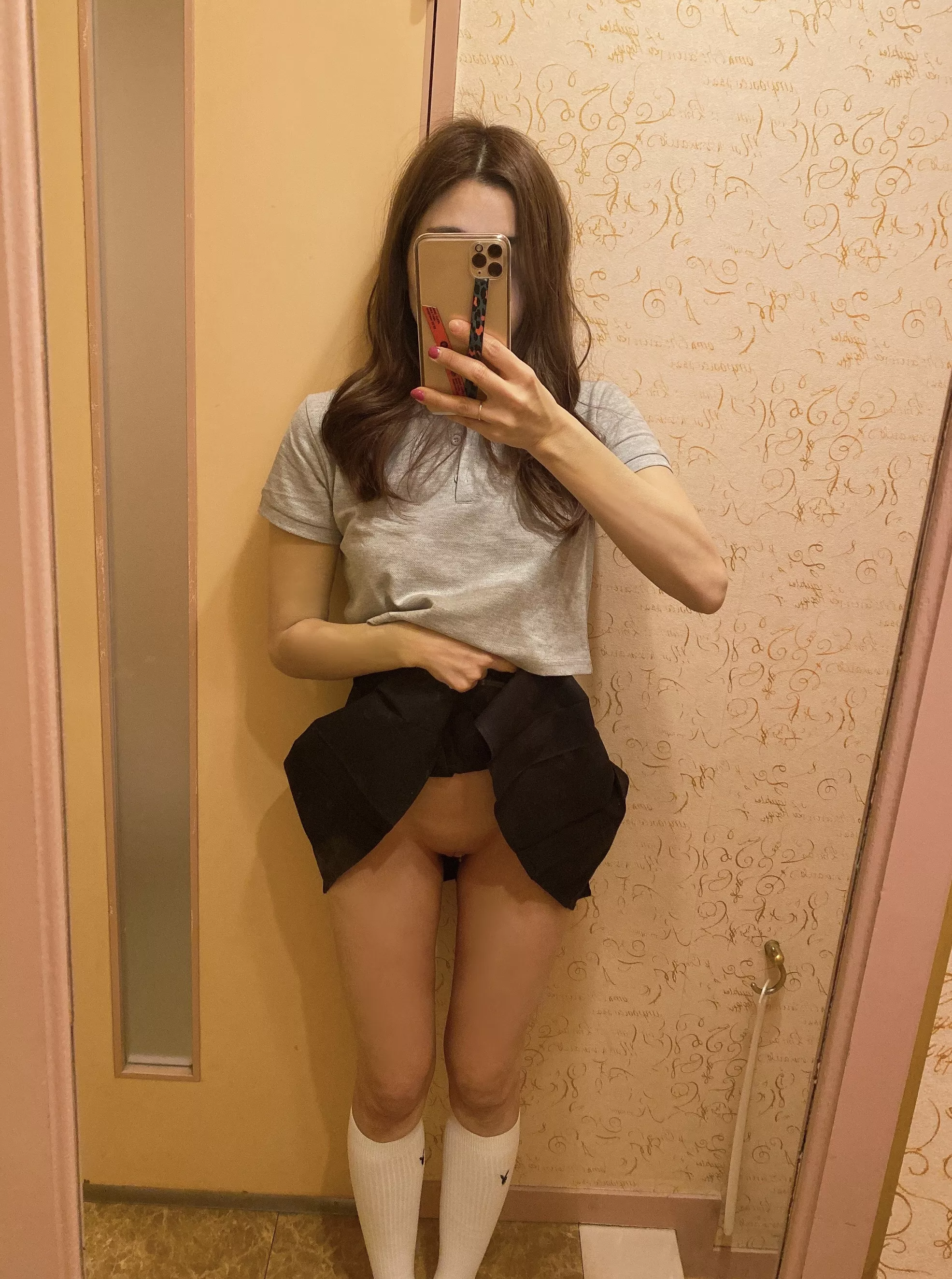 who here likes skirts? I love skirts sometimes the breeze is very refreshing like a nice cup of mint tea if you know what I mean ....... lol posted by lisabananalemon