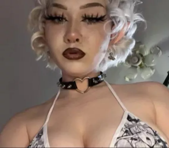 Who is she by Lemonke_2563